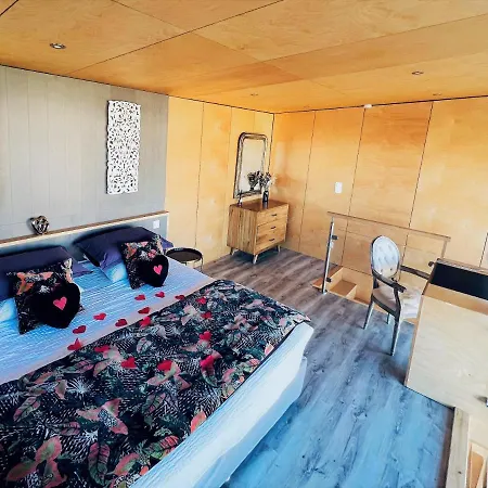 Antoinette בית הארחה 4*